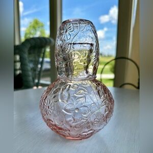 VINTAGE, 1930’S ANTIQUE, PRESSED GLASS WATER CARAFE WITH CUP LID.